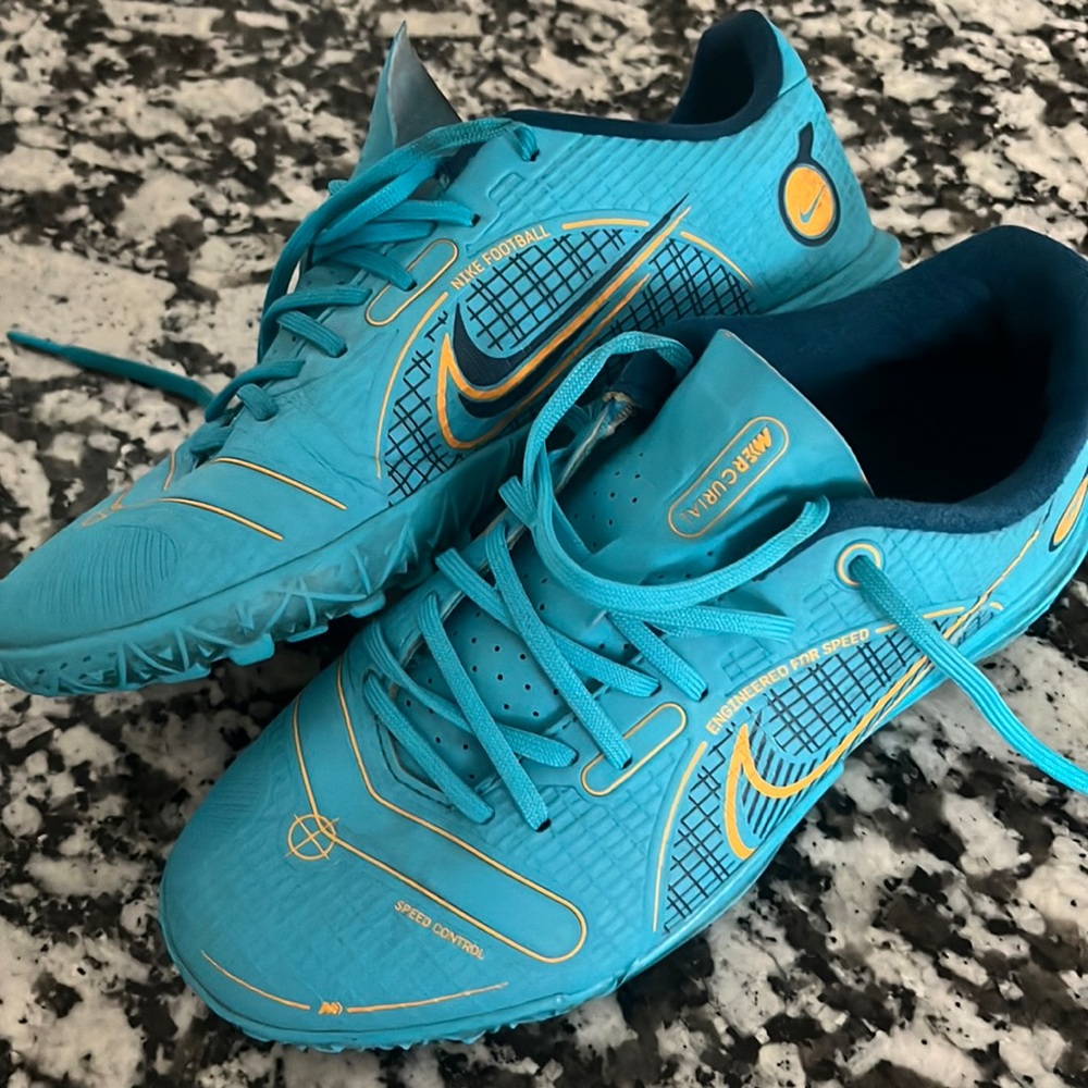 Soccer shoes for indoor